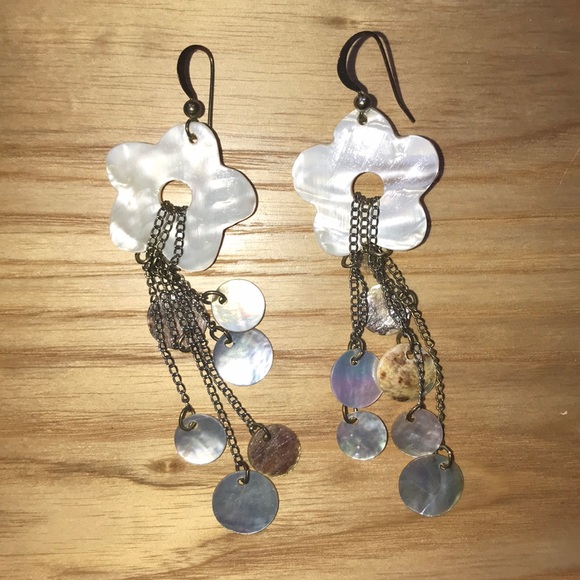 Pretty flower pearl colored dangle earrings - Picture 1 of 2